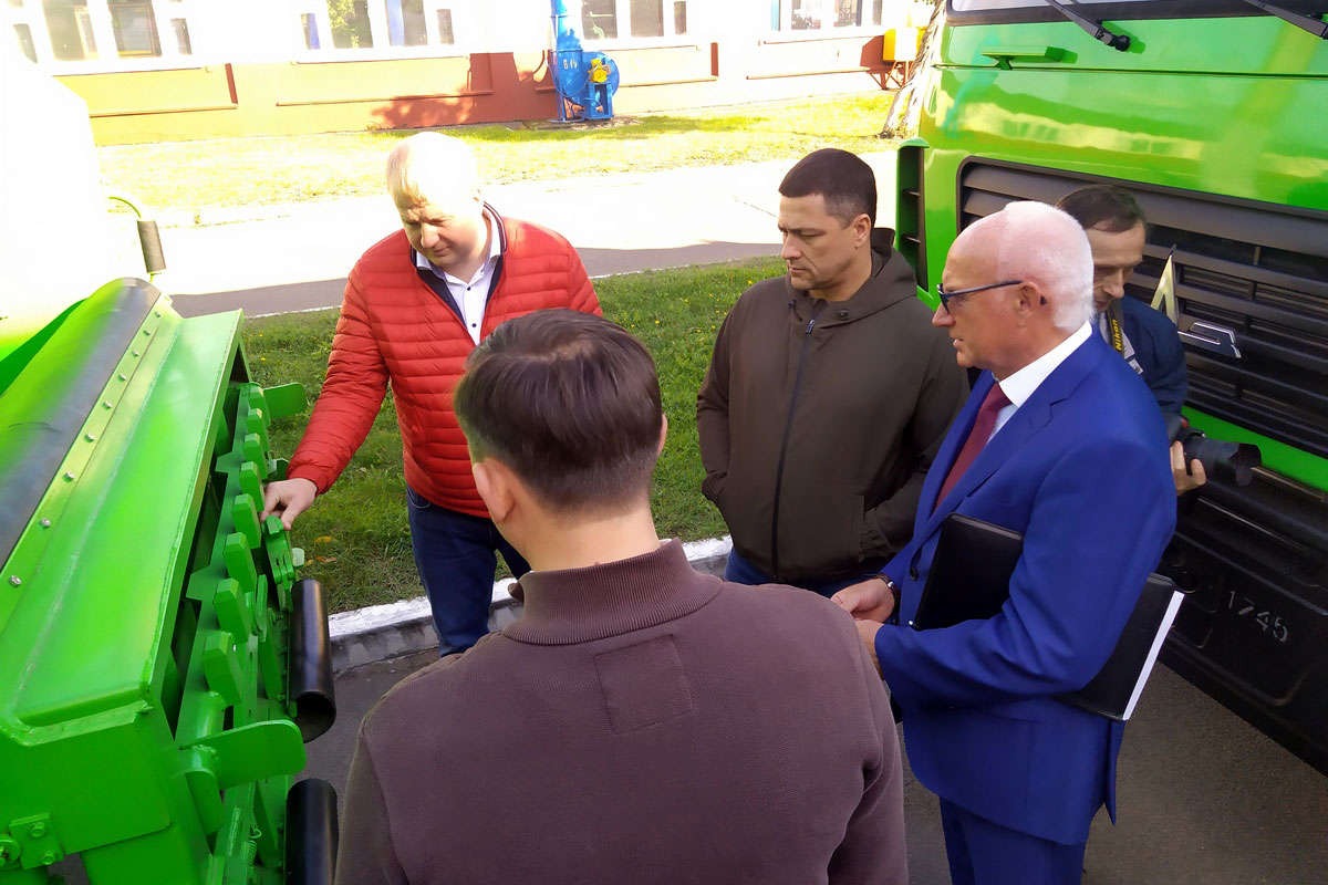 Губернатор Псковской области посетил МАЗ